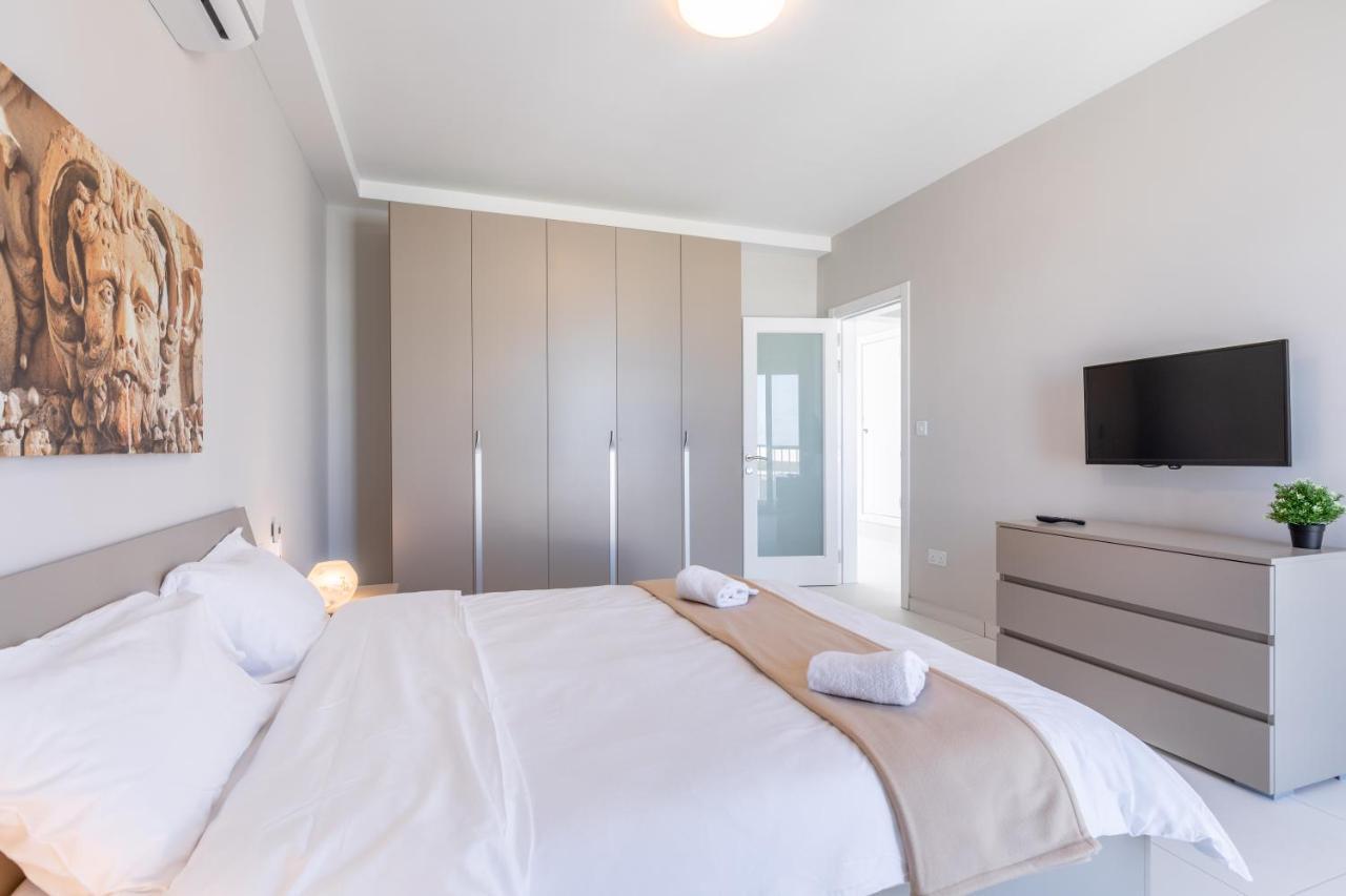Unique Penthouse With Private Heated Jacuzzi, Close To Restaurants And Night Life Is-Swieqi Екстериор снимка